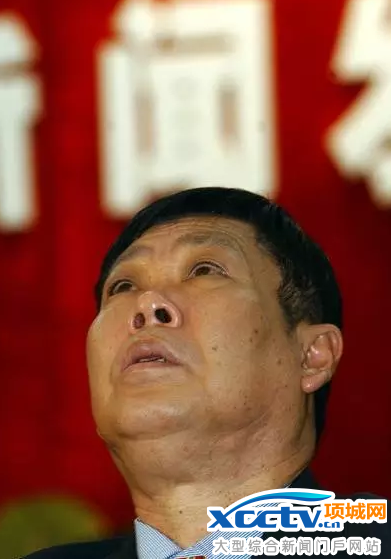 2002年1月15日,李經緯送別自己一手創辦的健力寶。在當時的新聞發布會上,他含淚仰天,不發一語,令觀者動容。 (新華社記者 劉大偉/圖)