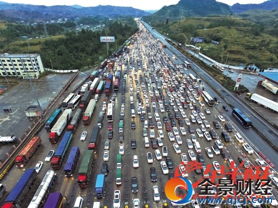 1月19日,經韶關市京珠北、樂廣高速出省的車流量持續增加,收費站前一度排起了車龍