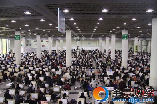 2月5日,考生在位于濟(jì)南舜耕會展中心的山東工藝美術(shù)學(xué)院考點(diǎn)參加藝考。