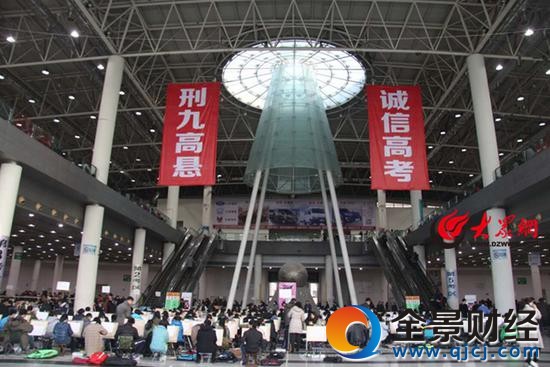 2月5日,考生在位于濟(jì)南舜耕會展中心的山東工藝美術(shù)學(xué)院考點(diǎn)參加藝考。
