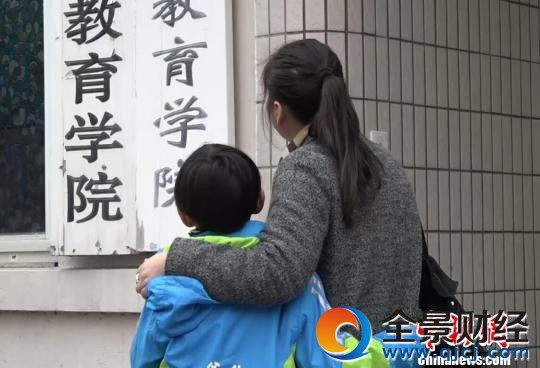 母親對何宜德八歲考大學(xué)的做法感到有點(diǎn)憂慮。 葛勇 攝