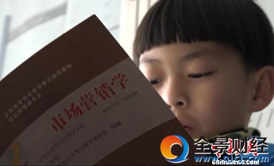 何宜德稱,這次自考選擇的銷售管理專業(yè),是自己選的,因?yàn)橐院笠?dāng)企業(yè)家。 葛勇 攝 何宜德稱,這次自考選擇的銷售管理專業(yè),是自己選的,因?yàn)橐院笠?dāng)企業(yè)家。 葛勇 攝