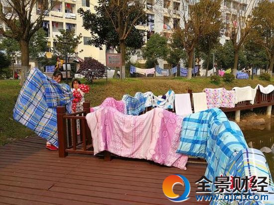 開學季大學生集體曬被子