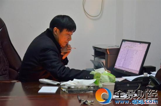 賈芝華接到求助電話后開始忙著記錄