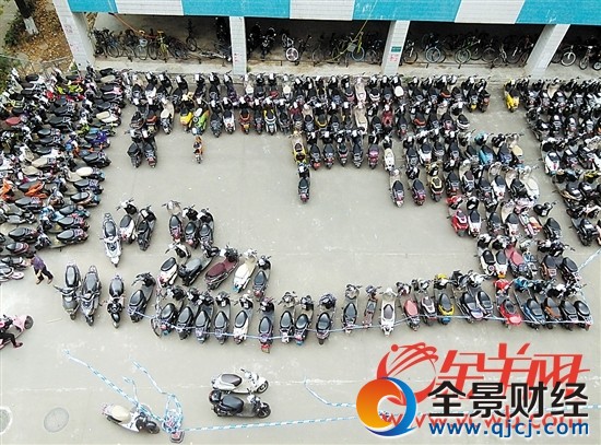 大學(xué)校園里停放著不少電動車