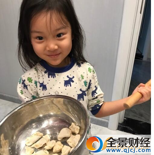 李小璐甜馨拍寫真