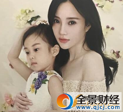 李小璐甜馨拍寫真