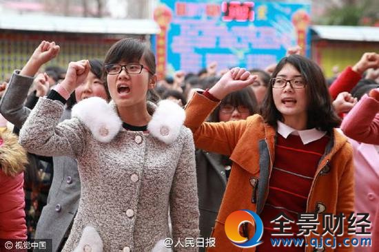 河南高中百天誓師 高三學(xué)生隨著主持人的口號舉臂“誓師”。