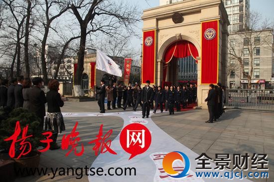 校領導和班主任迎接中門進入的學生踐行“修身齊家治國平天下”的成人責任。
