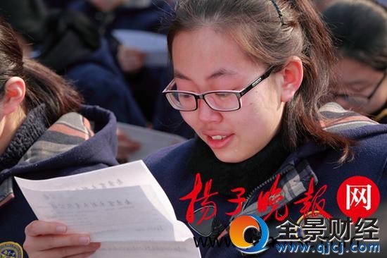 學生含淚讀家書。